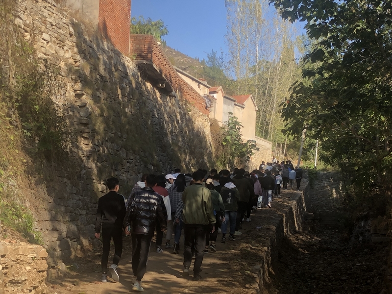 2019級環(huán)藝專業(yè)學生在淄博峨莊土泉村開展寫生課程