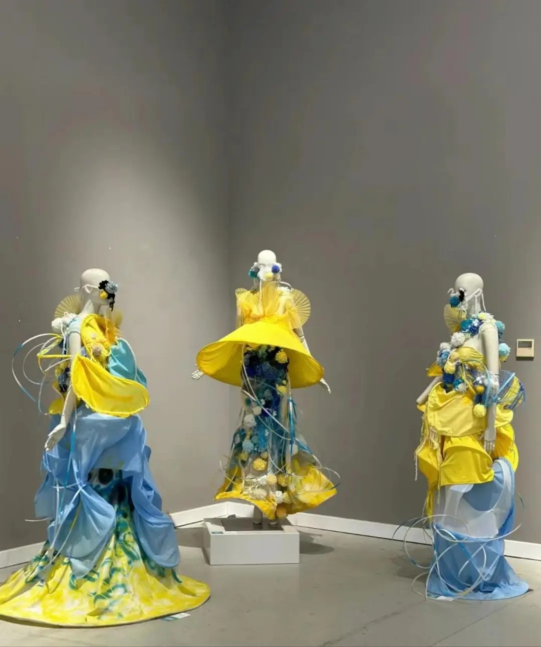 智慧空間設計學院組織學生參觀山東工藝美術學院畢業(yè)設計展 第 8 張